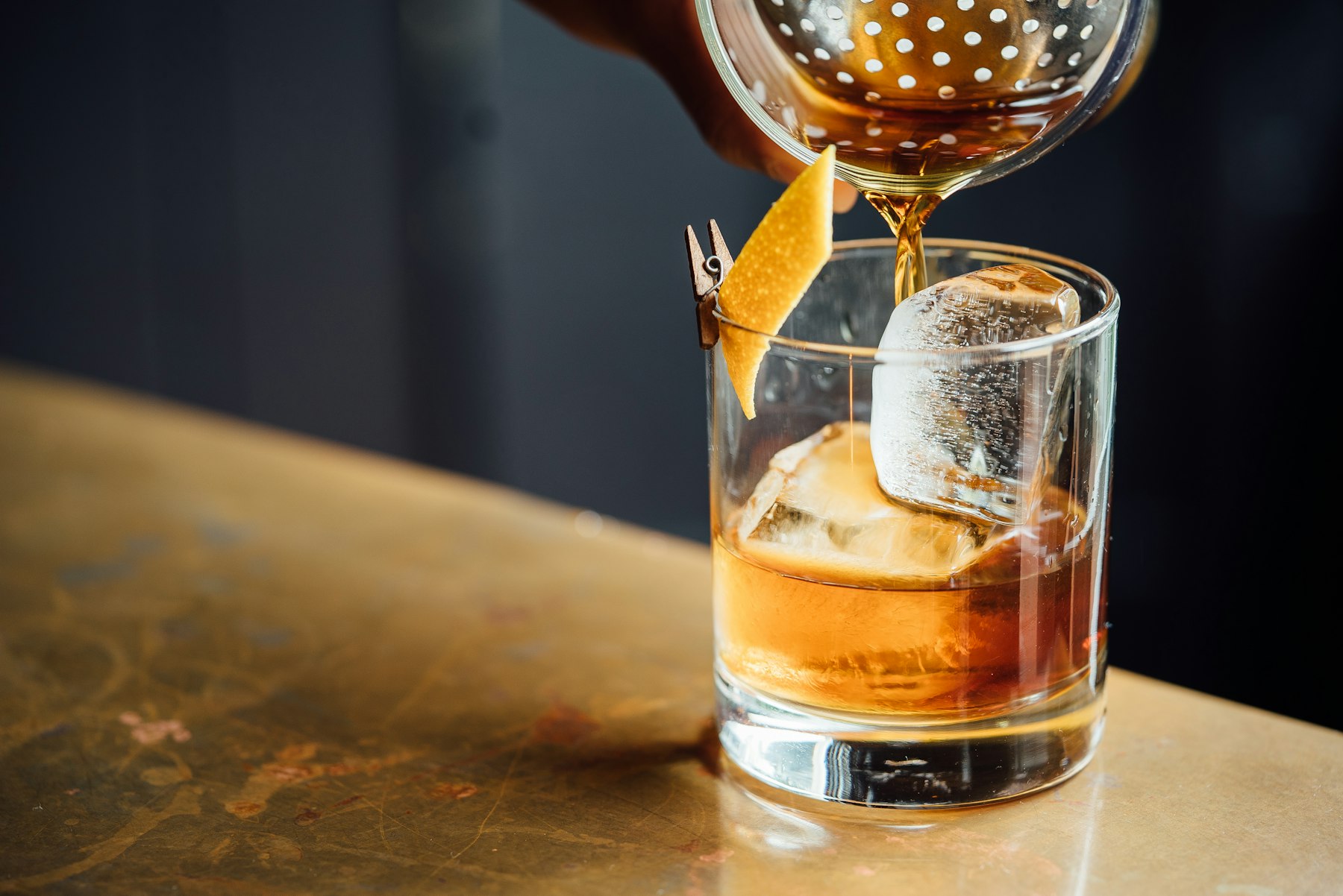 Ein Drink an einer Messingtheke eingeschenkt