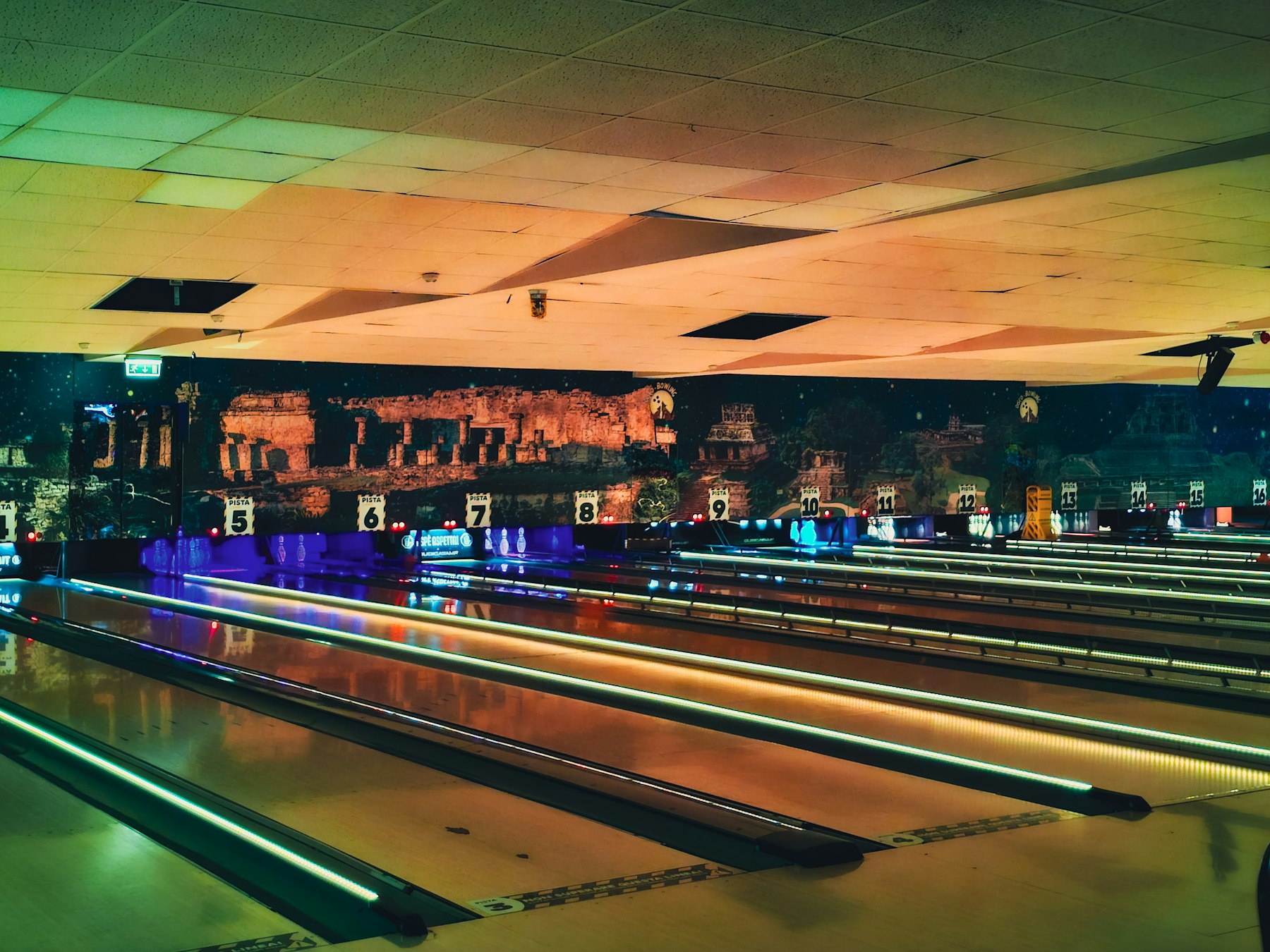 Bowlingbahnen, für ein Abendspiel beleuchtet