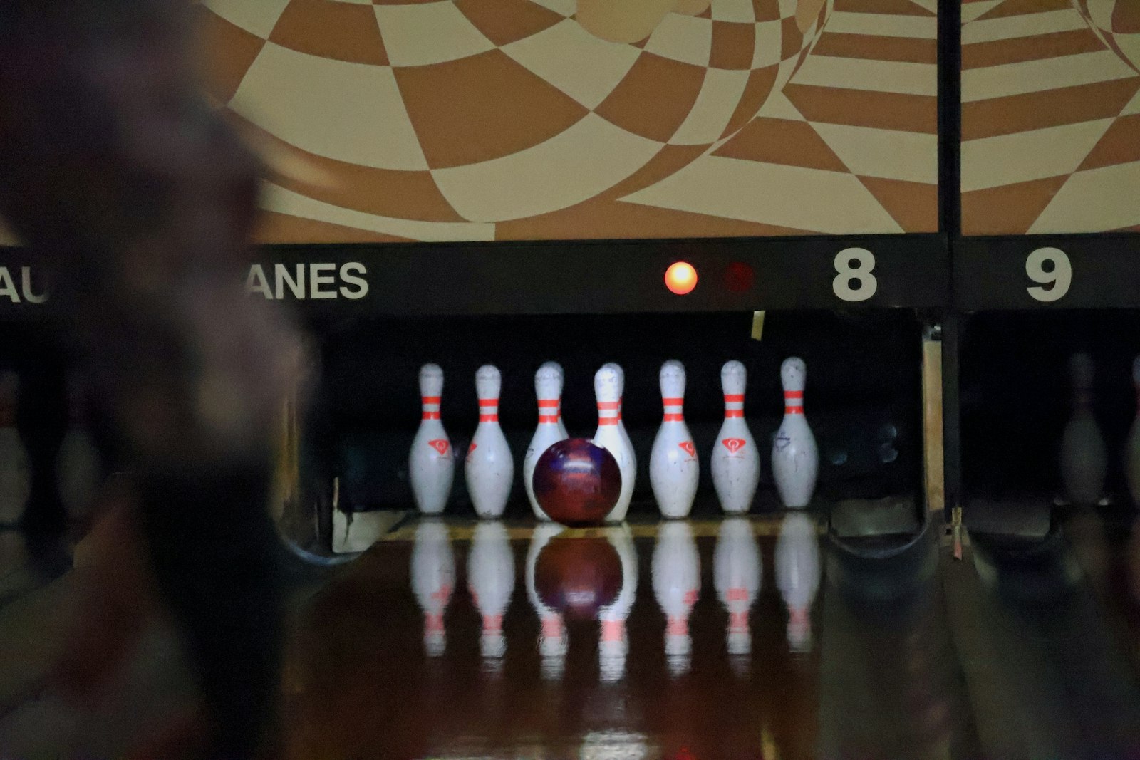Eine Bowlingkugel vor den Pins