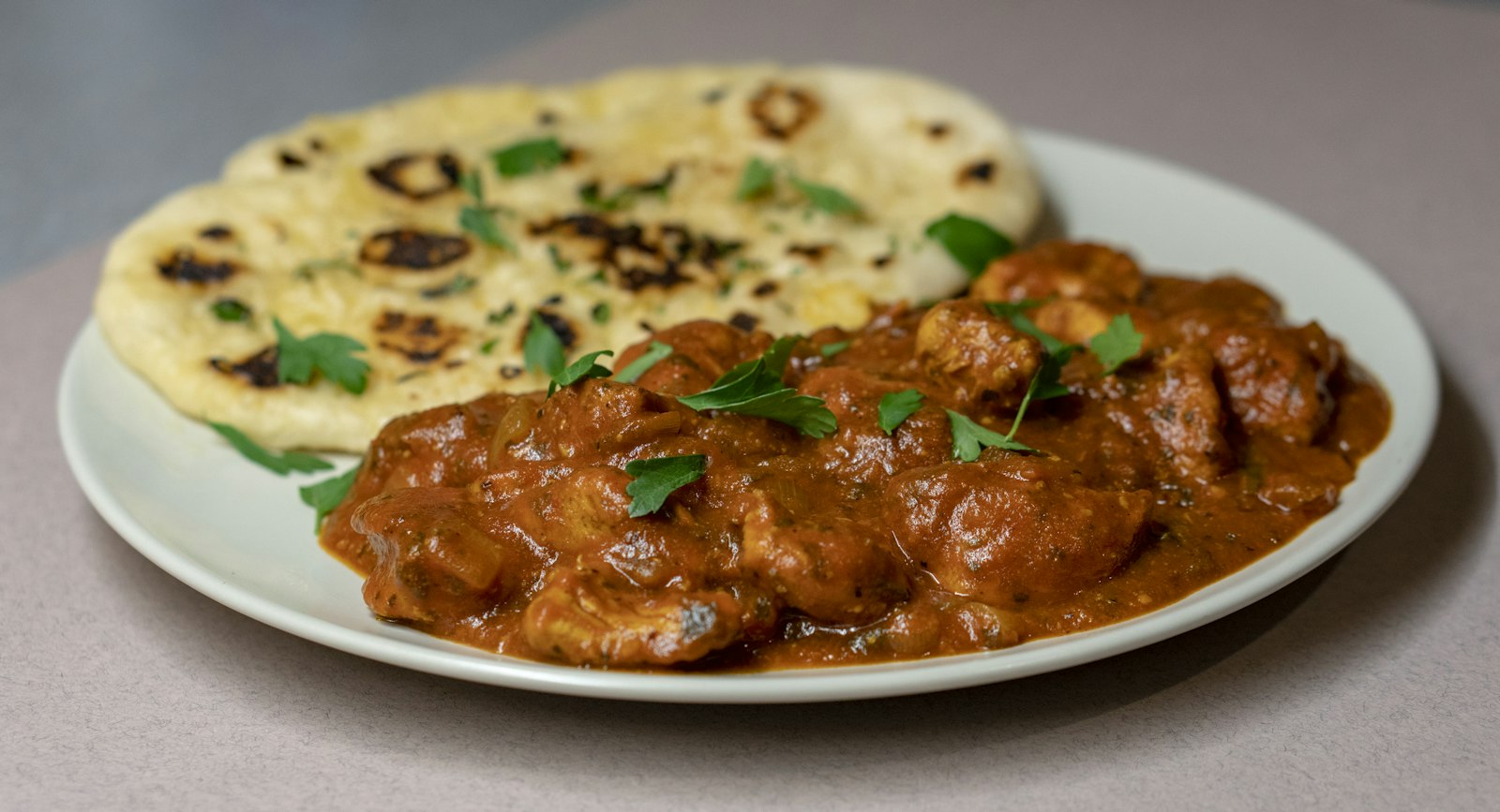 Naan mit einem roten Curry