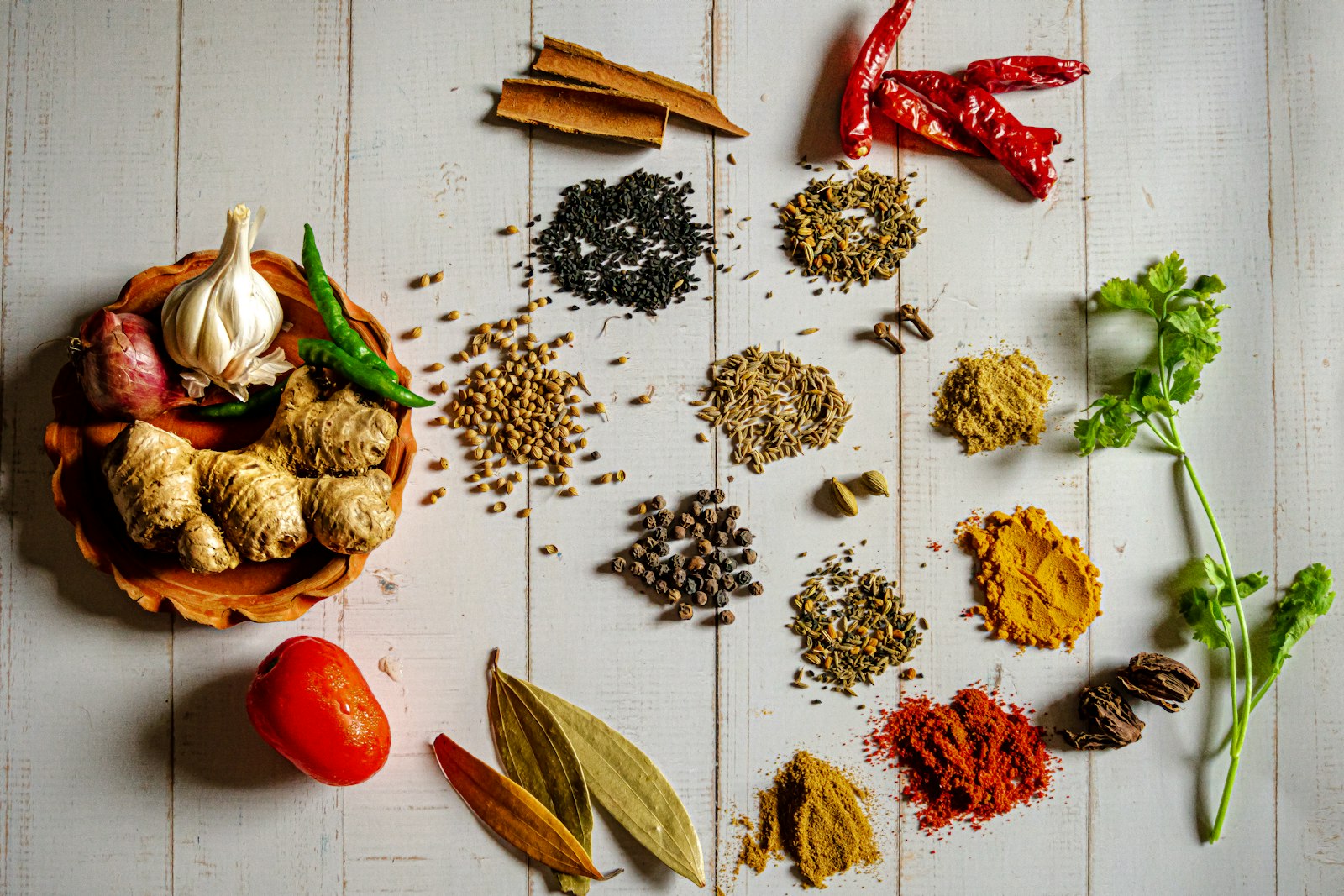 Ganze Gewürze, Chili, Ingwer und Kräuter